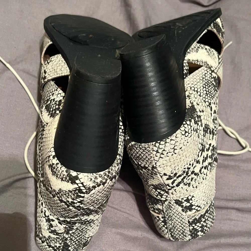 Qupid (Miss Lola) Snakeskin Booties Size 8.5 - Picture 2 of 5